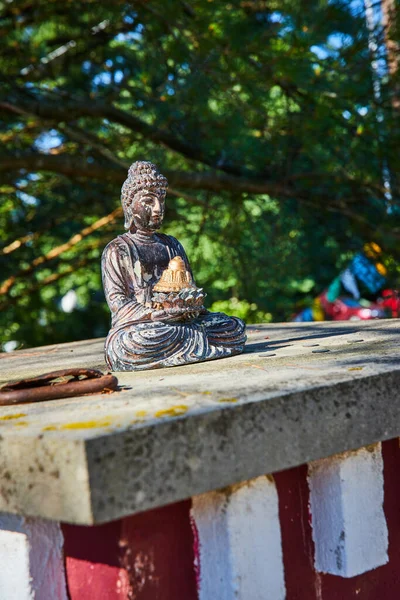 Image Ciment Carré Avec Petite Statue Bouddhiste Reposant Sur Dessus — Photo