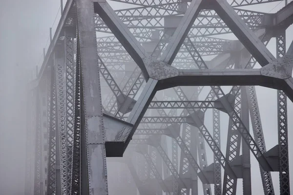 浮华的早晨掠过钢桥顶部逐渐消失的细节图像 — 图库照片