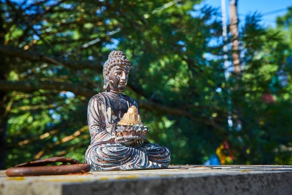 Image Petite Statue Bouddhiste Sur Colonne Ciment Dans Forêt — Photo