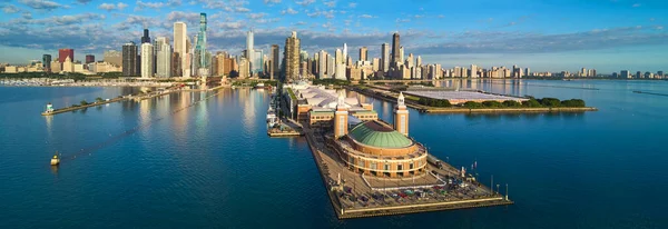 美国芝加哥密歇根湖上的整个海军码头在晨曦中的全景全景 天际线映像 — 图库照片