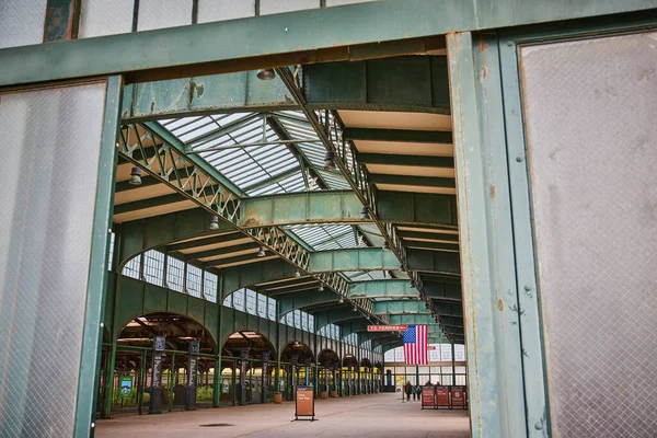 뉴저지의 기차역 내부를 들여다보고 이미지 국기와 — 스톡 사진