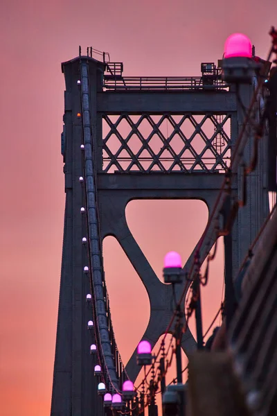 美国金光后桥支撑线上粉色灯的详细图像 — 图库照片