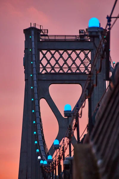 美国桥支撑线上的蓝光图像 后面有金光 — 图库照片