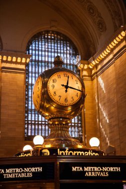 Grand Central İstasyonu New York City 'de altın ışıklı saat görüntüsü