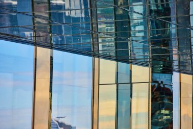 Cam sütunları ve mavi ve altın ışıkların tavan aynalarını yansıtan soyut görüntü