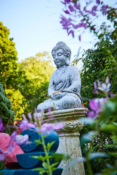 Image Sanctuaire Bouddha Avec Petite Statue Dans Les Jardins — Photo