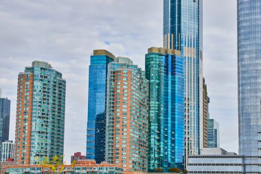 New Jersey gökdelenlerinin canlı mavi ve yeşil camdan binaları.