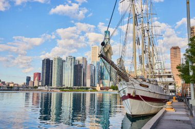 Şikago 'daki Donanma İskelesi' nde şehir merkezinin ufuk çizgisinin yanındaki çarpıcı gemi görüntüsü.