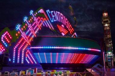 Şehir panayırının resmi Dışarıdan kırmızı ve mavi renkli karnaval ışıkları