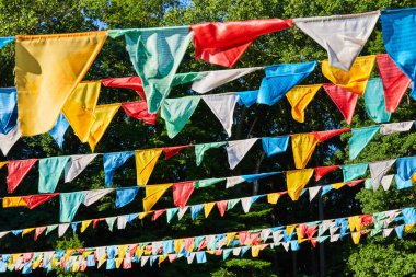 Tibet Moğolistan Budist tapınağı için saflar halinde renkli dua bayrakları.
