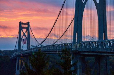New York 'taki American Flag ile gündoğumunda çekilen Güzel Orta Hudson Köprüsü