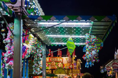 Şehir panayırındaki oyunlar için karnaval hediye satıcısının resmi