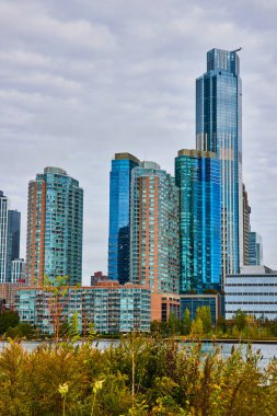 Bulutlu bir günde New Jersey gökdelenlerinin rengarenk görüntüsü