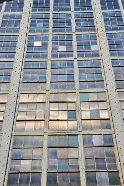 외부에 끝없는 산업용 창문들의 — 스톡 사진