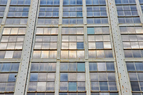 색조의 공업용 창문들로 이루어진 끝없는 — 스톡 사진