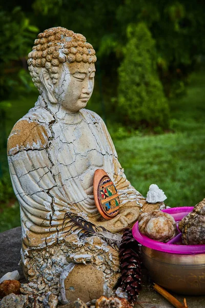 Imagem Estátua Buda Com Rachaduras Doações Para Oração Meditação — Fotografia de Stock