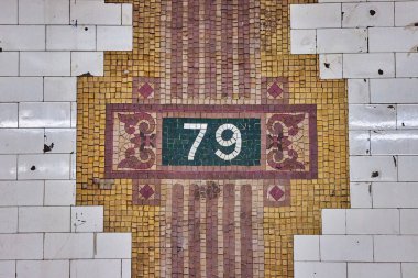 New York 'taki 79. sokak metrosunun duvarlarında Mozaik' in resmi