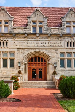 Bloomington 'daki Indiana Üniversitesi binasına giden Brick yolunun resmi