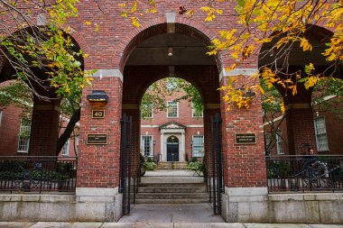 Tuğla kemerleri New York 'ta hukuk fakültesinin avlusuna açılıyor.