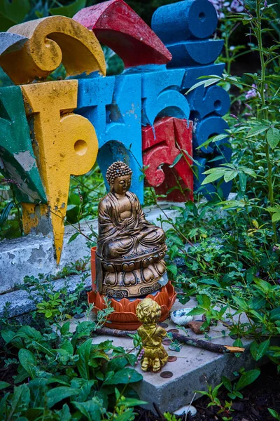 Image Détail Petite Statue Bouddha Lettres Colorées Dans Jardin — Photo