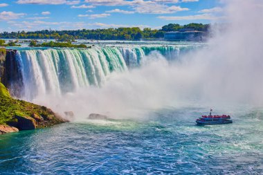 Niagara Şelaleleri 'nde yoğun sis ile çevrili bir turist gemisi görüntüsü