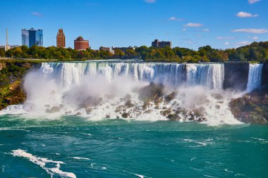 Kanada 'dan Niagara Şelalesi' ndeki Full American Falls 'un görüntüsü