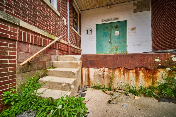 Imagen Del Edificio Abandonado Que Recibe Entrada Con Ladrillo Óxido —  Fotos de Stock
