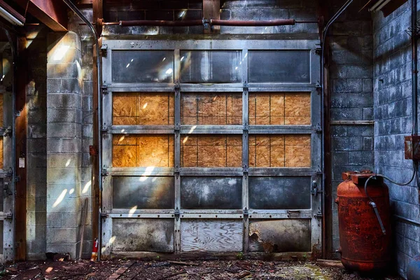 Imagen Detalle Taller Mecánico Interior Abandonado Con Puerta Garaje Gris —  Fotos de Stock
