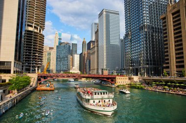 Chicago 'daki köprülerden geçen turist gemisinin görüntüsü.