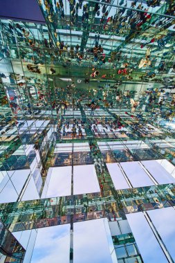 Bitmek bilmeyen cam aynaların görüntüsü turistleri yansıtıyor. New York Zirvesi Bir gökdelen