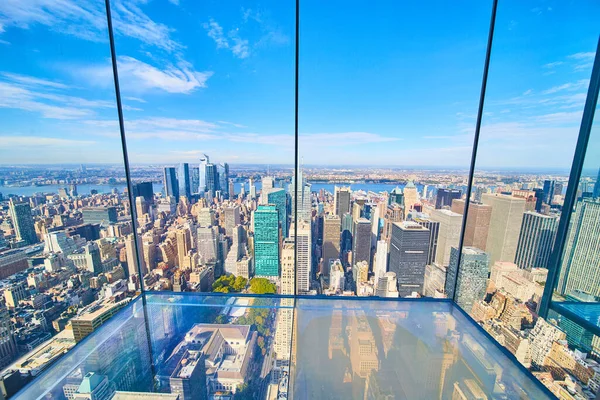 Zirve Bir 'deki Cam Zemin New York Şehri' nin Manhattan manzaralı görüntüsü