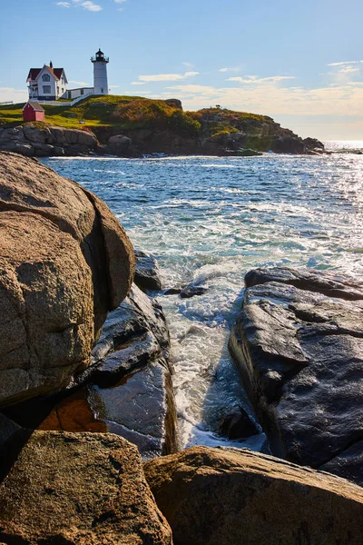 Imagem Das Ondas Oceano Preenchem Fenda Das Costas Rochosas Maine — Fotografia de Stock
