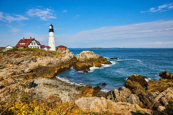 Imagem Baía Com Costas Rochosas Maine Com Vista Para Farol — Fotografia de Stock