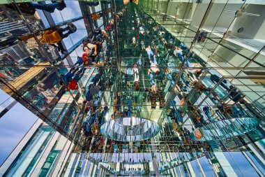 Turistlerle dolu Ayna yansıtıcı oda görüntüsü