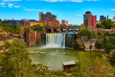 Rochester New York 'un görüntüsü... Ufuk çizgisi olan büyük bir şelale.
