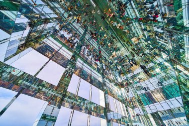 New York Şehri Zirvesi 'nin yüksek gökdelenindeki turistlerin sonsuz cam yansımaları.