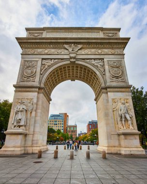 New York City 'deki Washington Square Park kemerinin büyük bir görüntüsü.