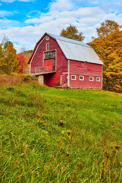 Image Large Red Vintage Country Barn Grassy Fields Fall Trees — Stock Photo, Image