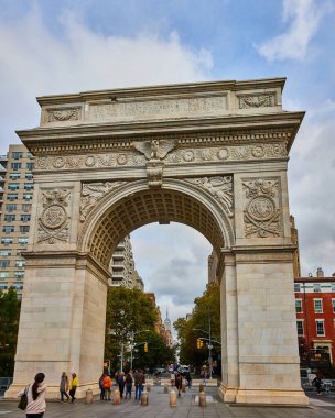 Washington Square Park 'ın panoramik görüntüsü yayalarla dolu devasa kireçtaşı kemeri