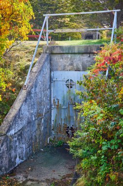 Metal kapılı ve beton duvarlı büyük sanayi sığınağının eski girişi.