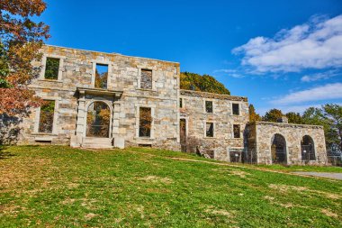Ormandaki terk edilmiş eski taş yapının taş kemerlerle çevrili hali.