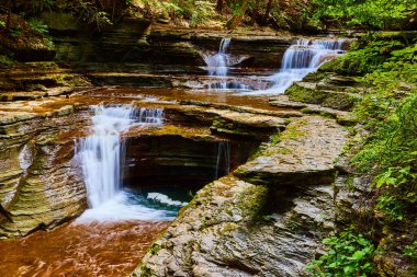 Düşüş sırasında kayalık geçitte çağlayan iki şelale setinin ayrıntıları