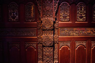 Eski Japon Çay Evi 'nin resmi. İç dekorasyonu koyu ahşap dokuma sanatı.