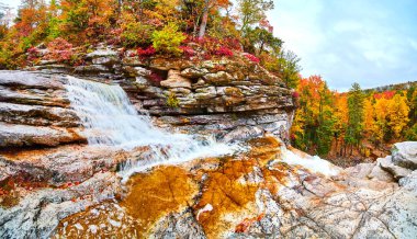 Şelale 'nin uçurumun kenarından düşen kayaların üzerinden düşüşünün görüntüsü