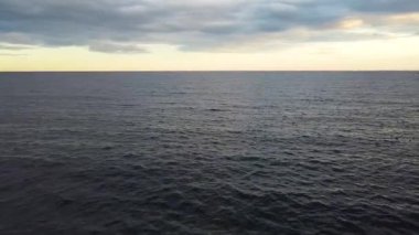 Sabahın erken saatlerinde açık Atlantik Okyanusu 'nda uçan dalgaların videosu.