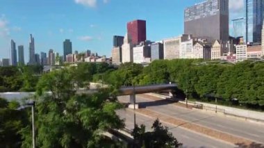Chicago Milenyum Parkı 'ndaki yaya köprüsünün üzerindeki Aerial videosu.