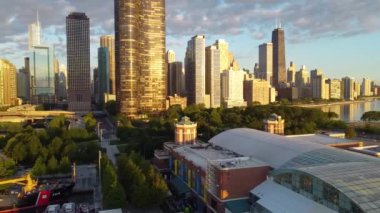 Şikago 'daki donanma rıhtımının üzerinde sabah güneşinde gökyüzüne bakan bir tavanın videosu.