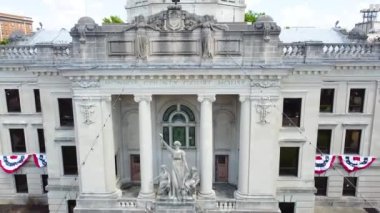 Bloomington Indiana 'daki Adliye Sarayı' ndan havacılıkla ilgili video görüntüleri.