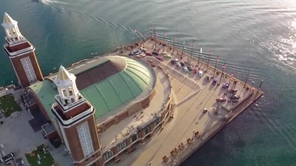 Βίντεο Της Aerial Κάτω Πάνω Από Λίμνη Michigan Ναυτική Pier — Αρχείο Βίντεο