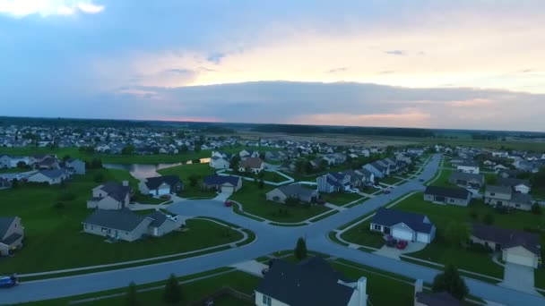 Video Van Luchtfoto Vliegen Bij Schemering Voorstedelijke Indiana Buurt Huisvesting — Stockvideo
